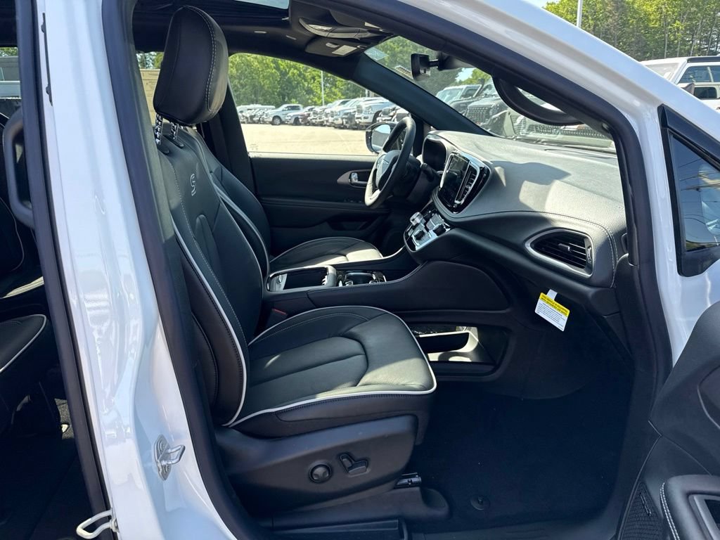 New 2027 Chrysler Pacifica Limited AWD/4WD image 27