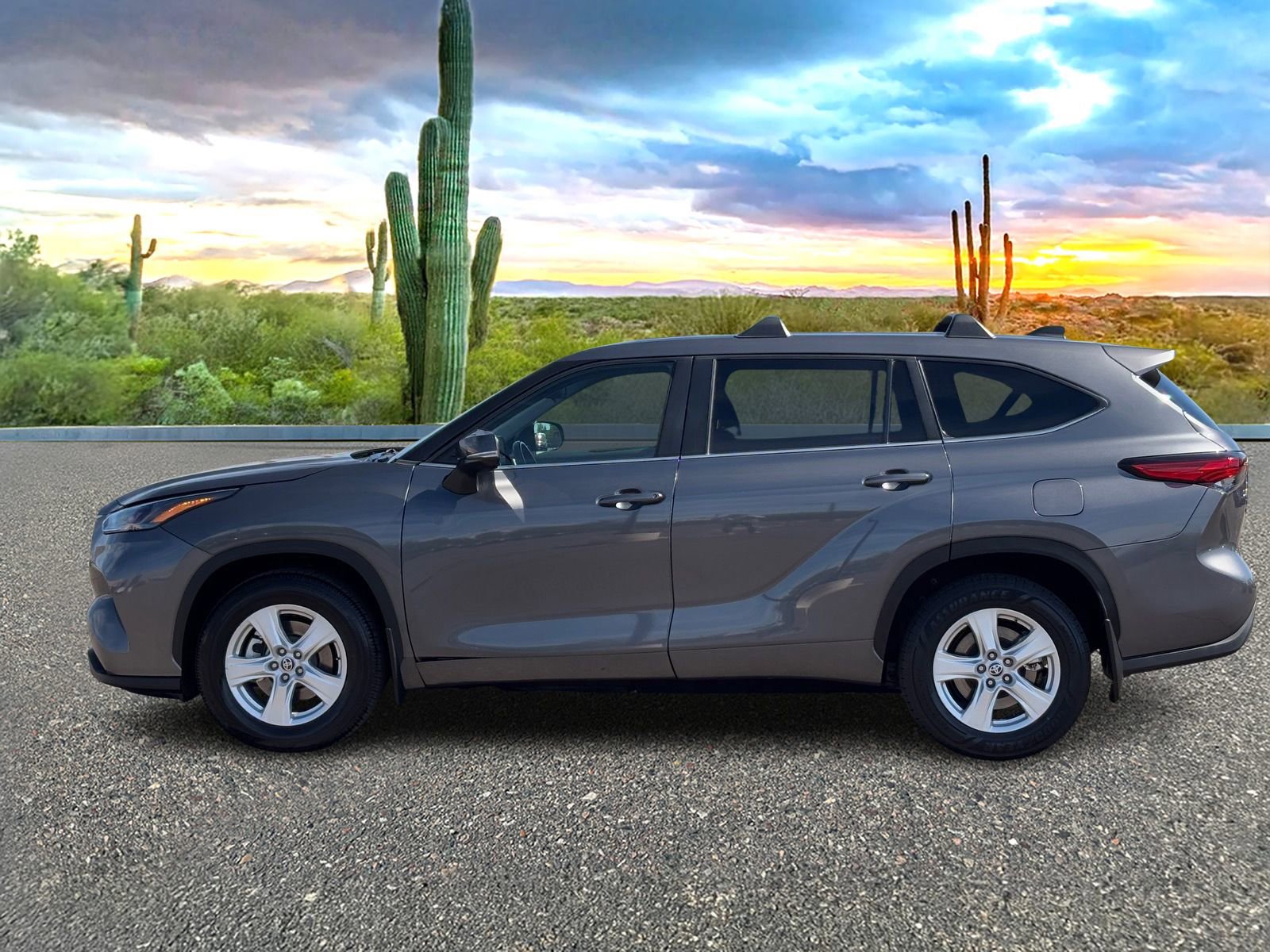 Used 2023 Toyota Highlander LE image 3