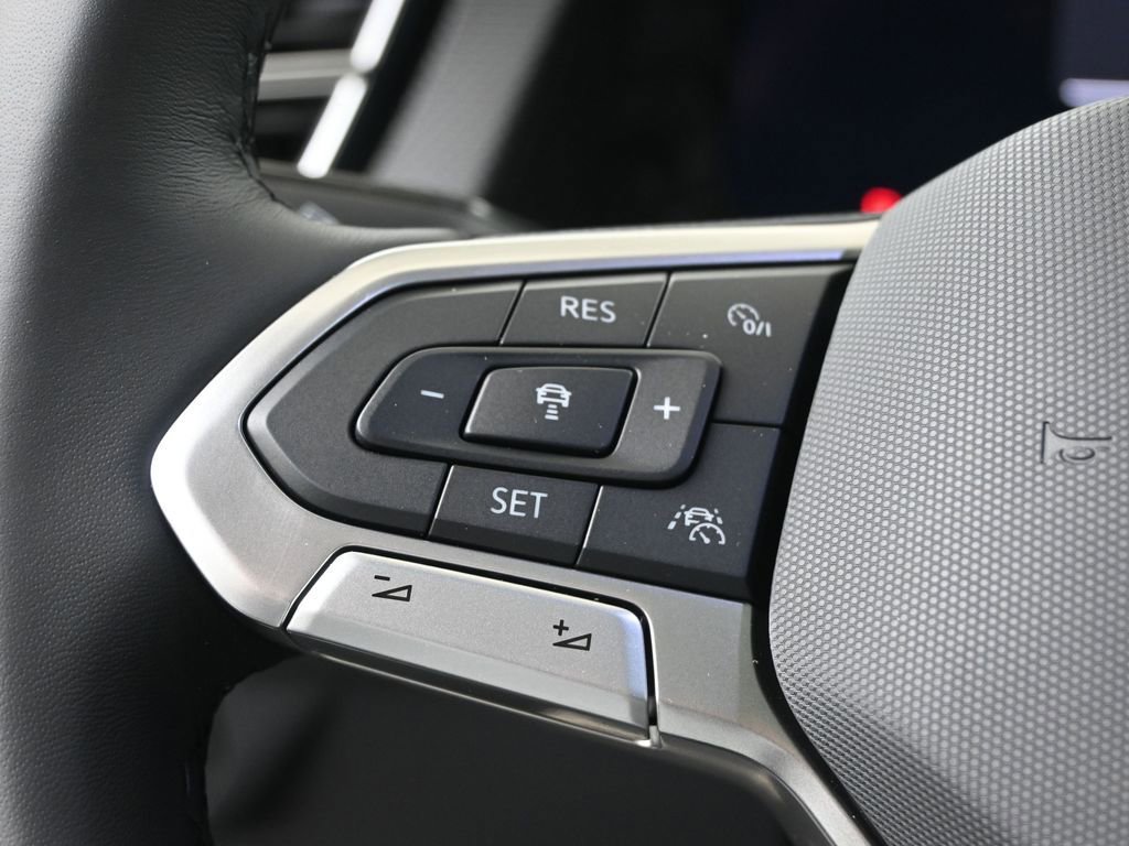 Used 2025 Volkswagen Atlas Cross Sport SEL Premium R-Line image 23