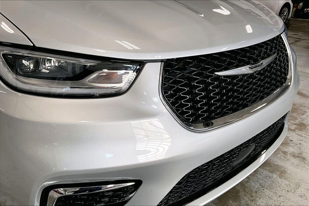 Used 2024 Chrysler Pacifica Touring-L FWD image 30