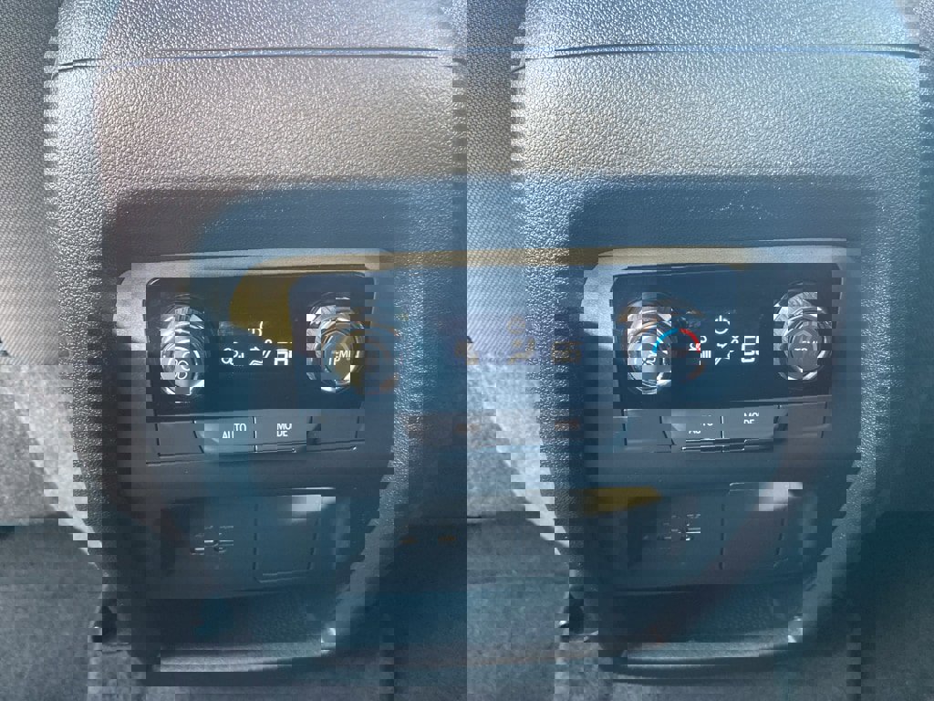 Used 2025 Chevrolet Traverse LT image 25