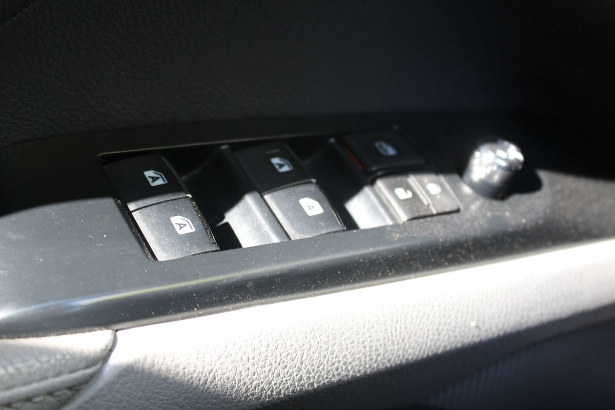 Used 2018 Toyota Camry XLE FWD image 9