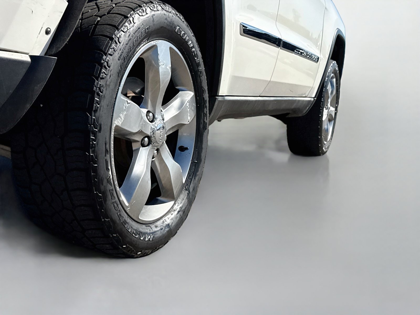 Used 2011 Jeep Grand Cherokee Overland AWD/4WD image 9