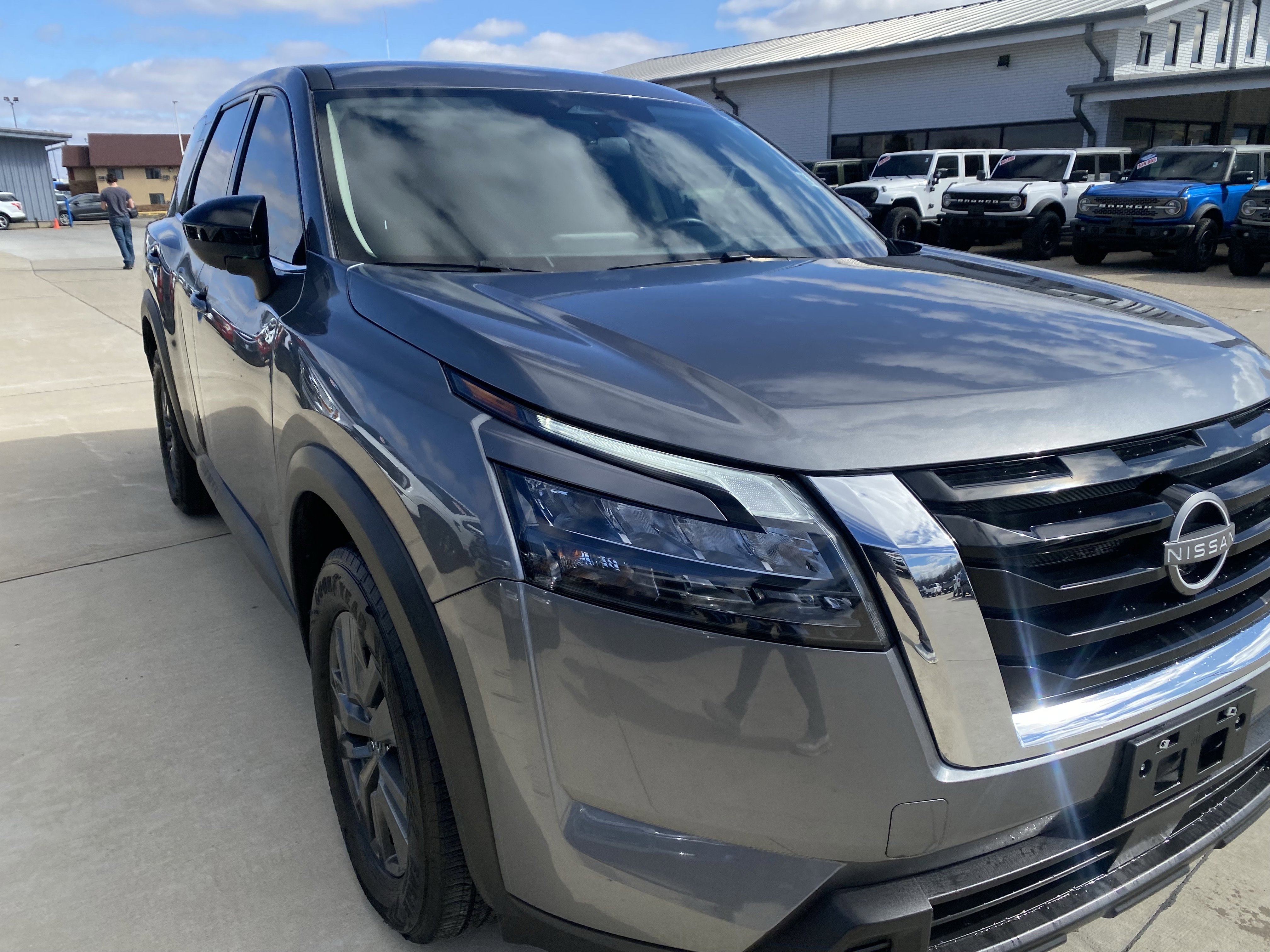 Used 2024 Nissan Pathfinder S image 3