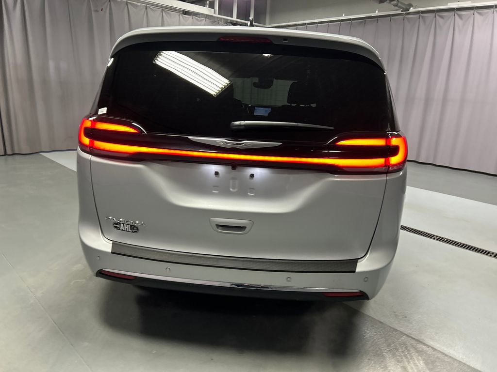 Used 2026 Chrysler Pacifica Select image 6