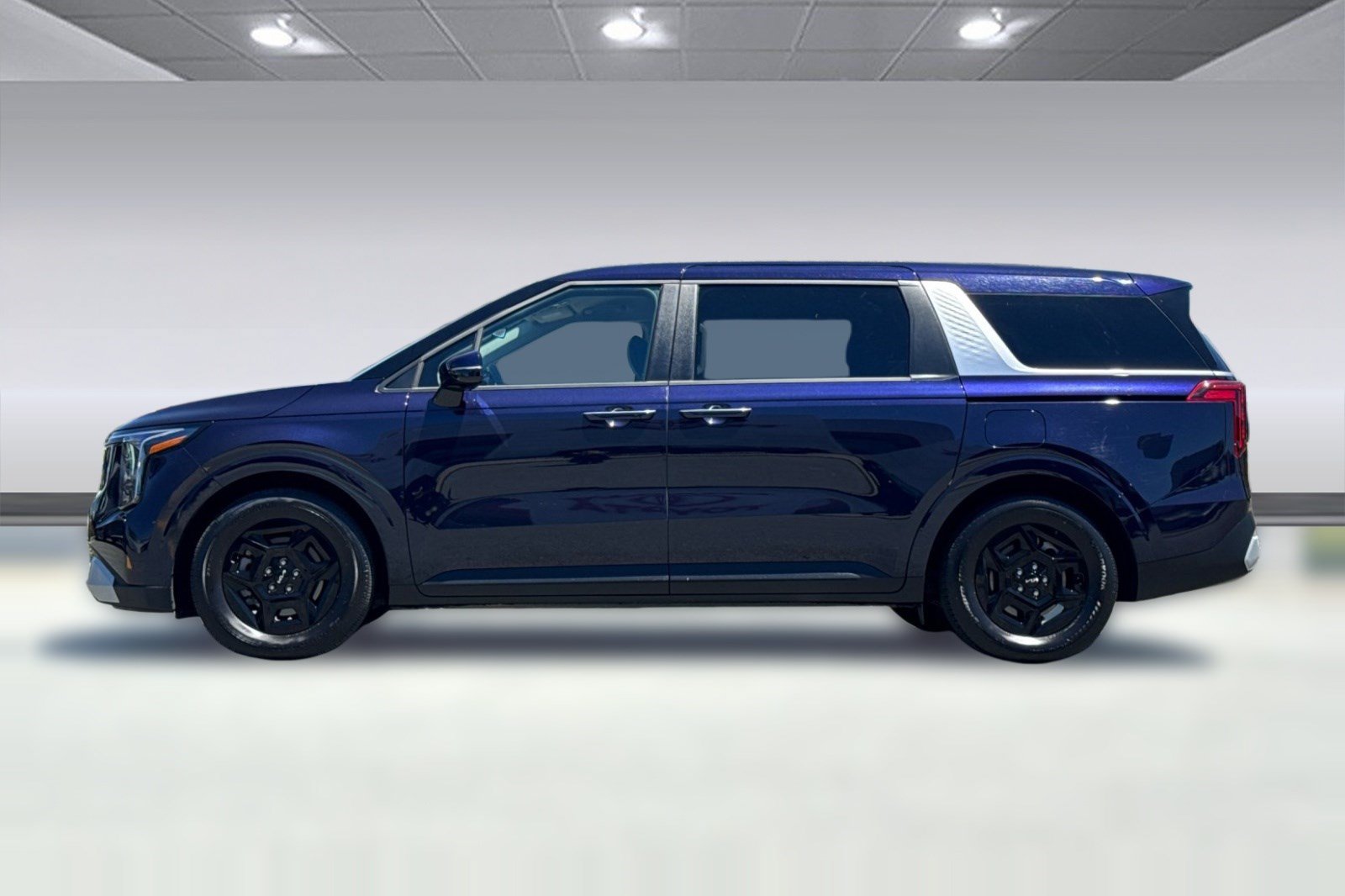 Used 2026 Kia Carnival FWD image 2