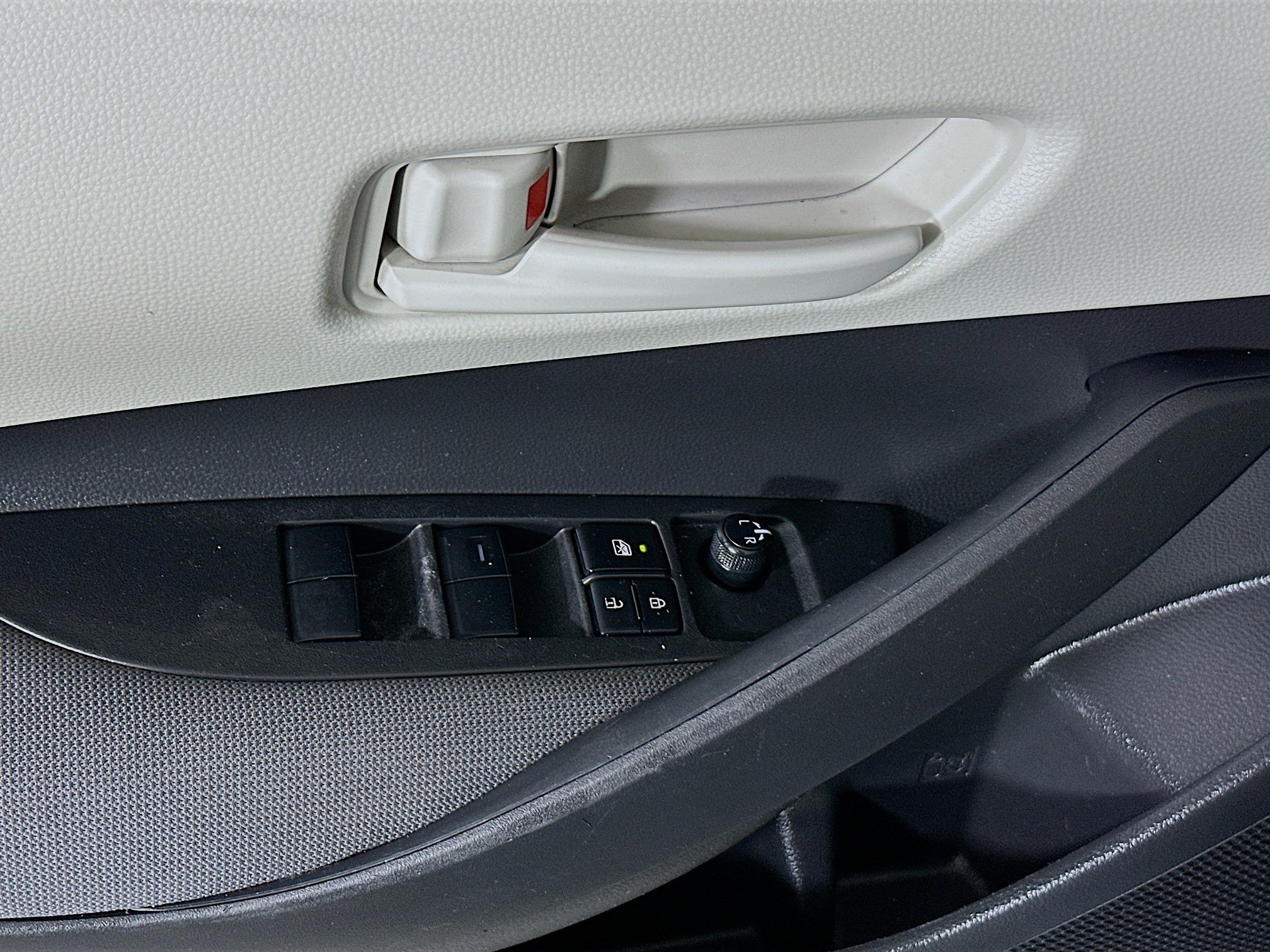 Used 2025 Toyota Corolla LE w/ LE Premium Package FWD image 14
