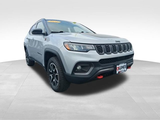 Used 2025 Jeep Compass Trailhawk AWD/4WD image 4