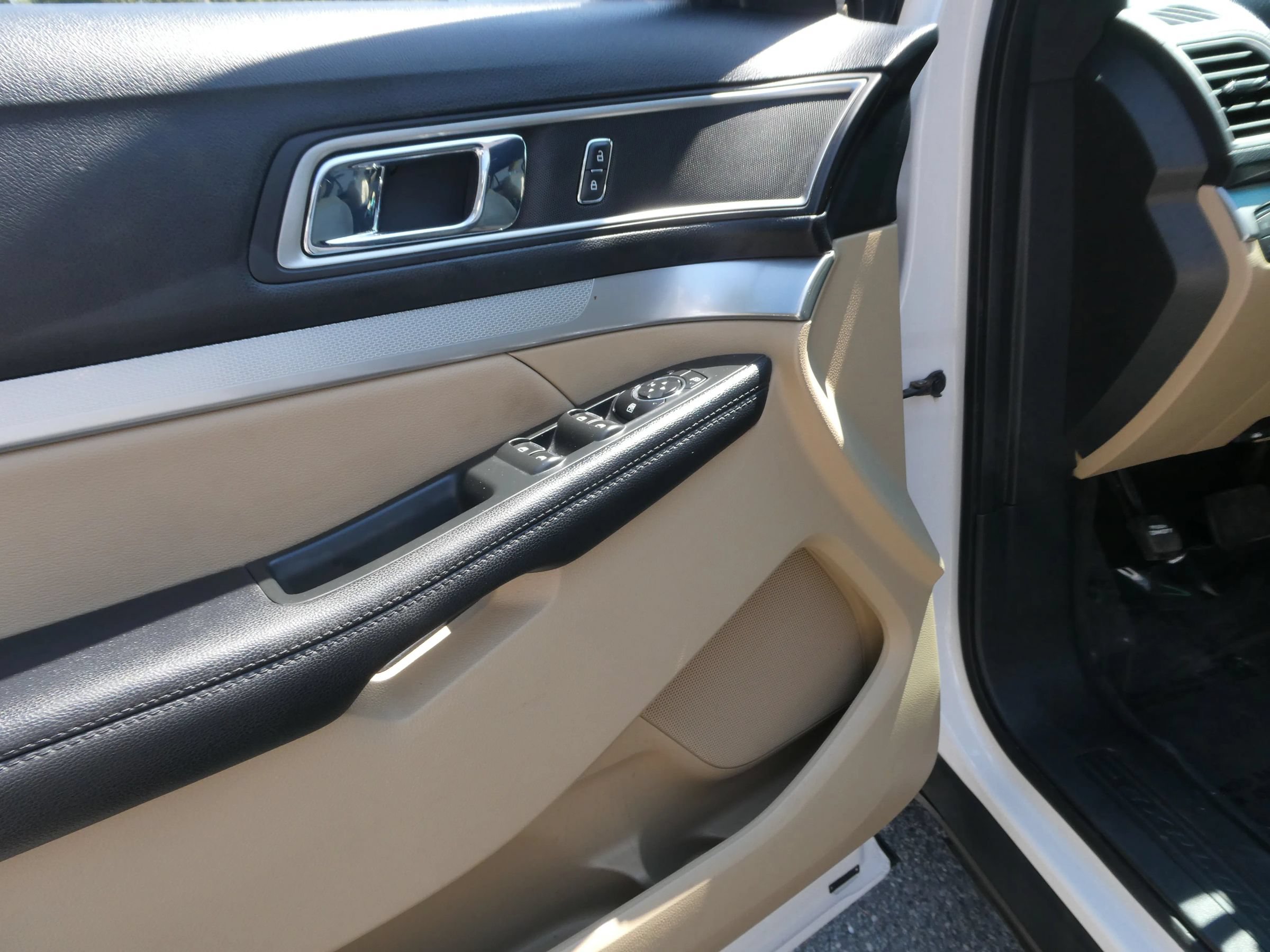 Used 2017 Ford Explorer XLT FWD image 14