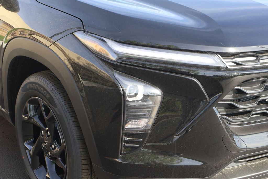 New 2026 Chevrolet Trax LT w/ Sunroof Package FWD image 3