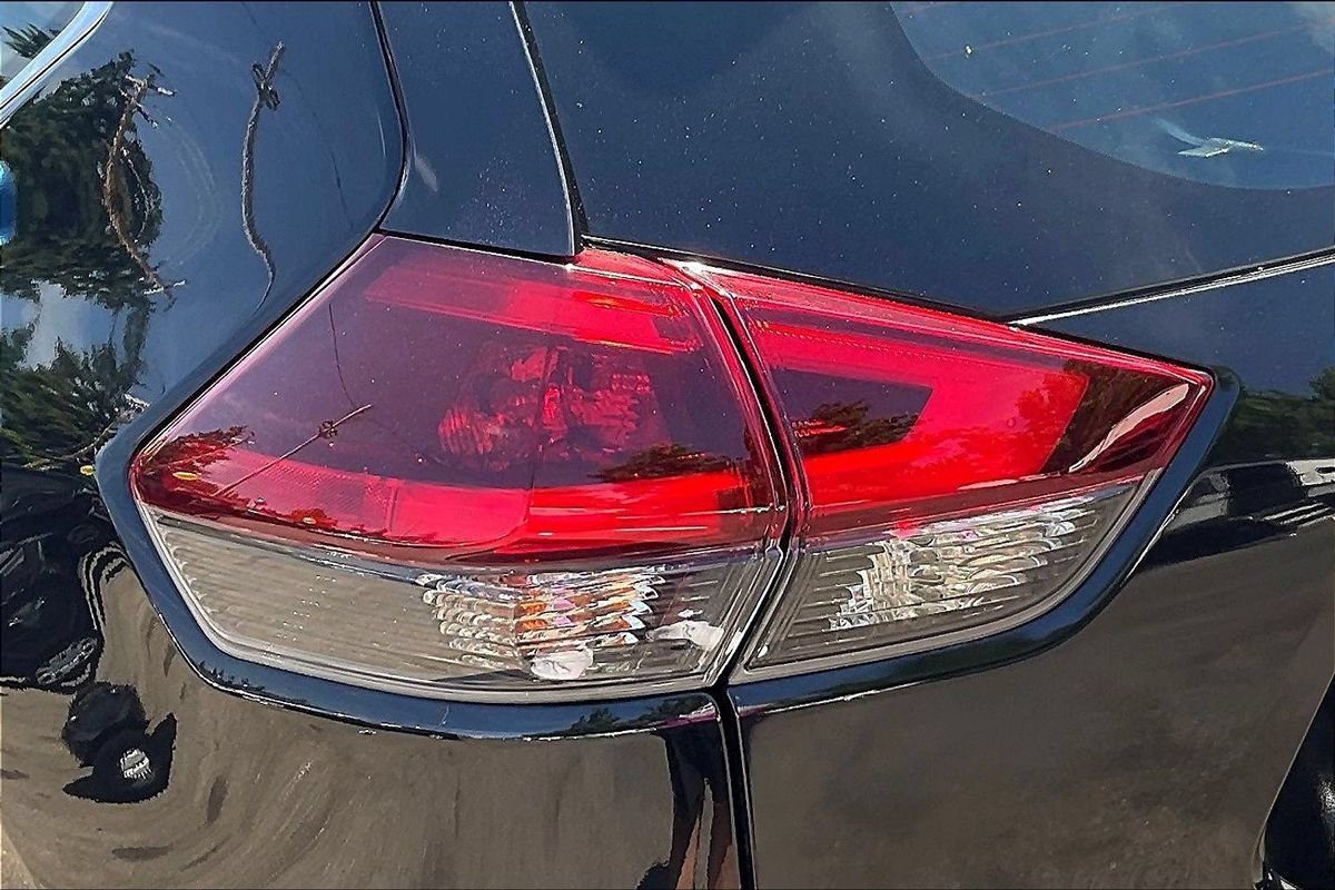 Used 2020 Nissan Rogue S FWD image 23