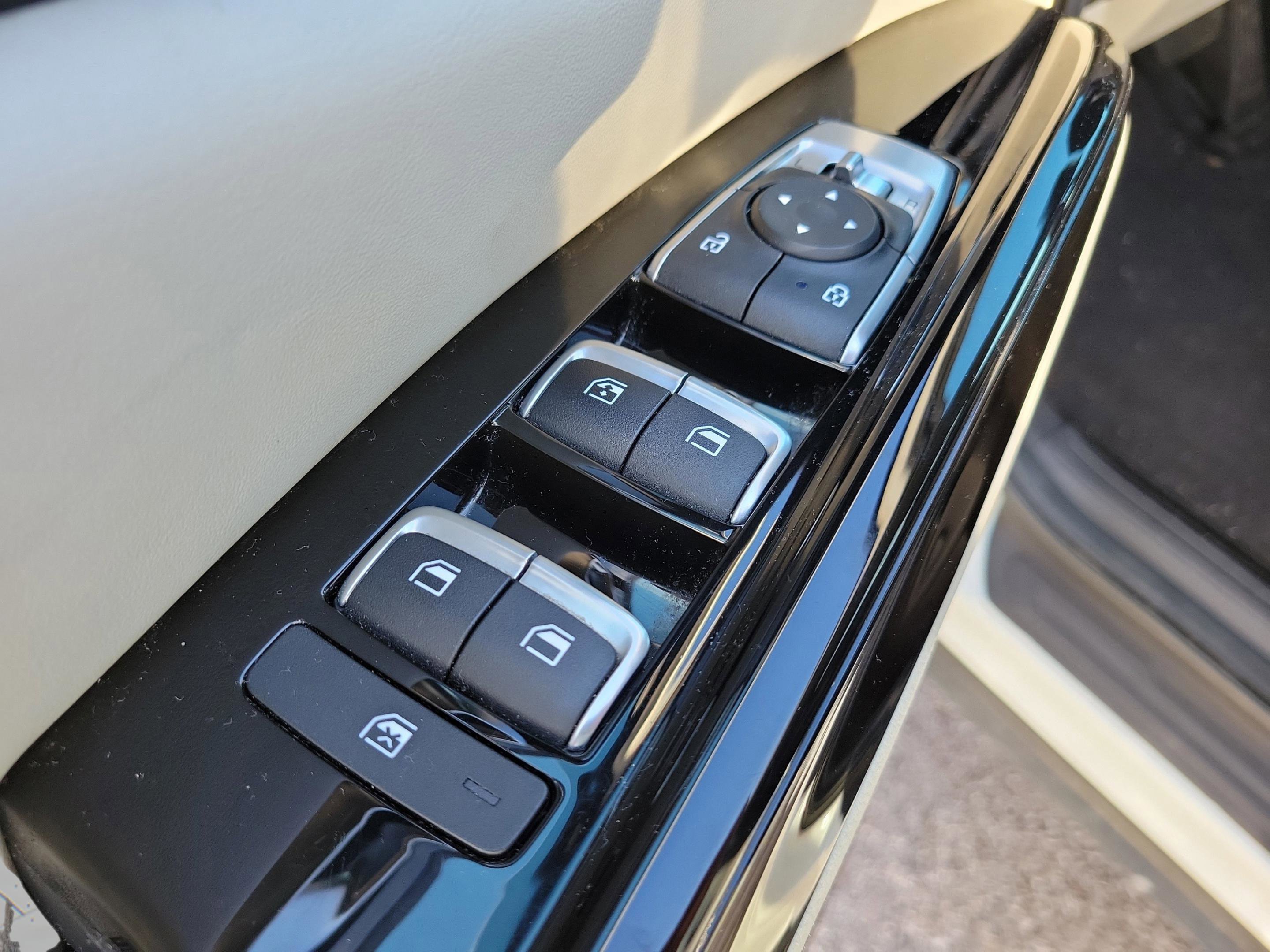 Used 2024 Kia Carnival EX image 19