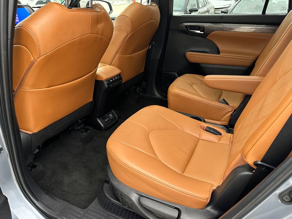 Used 2023 Toyota Highlander Platinum image 19