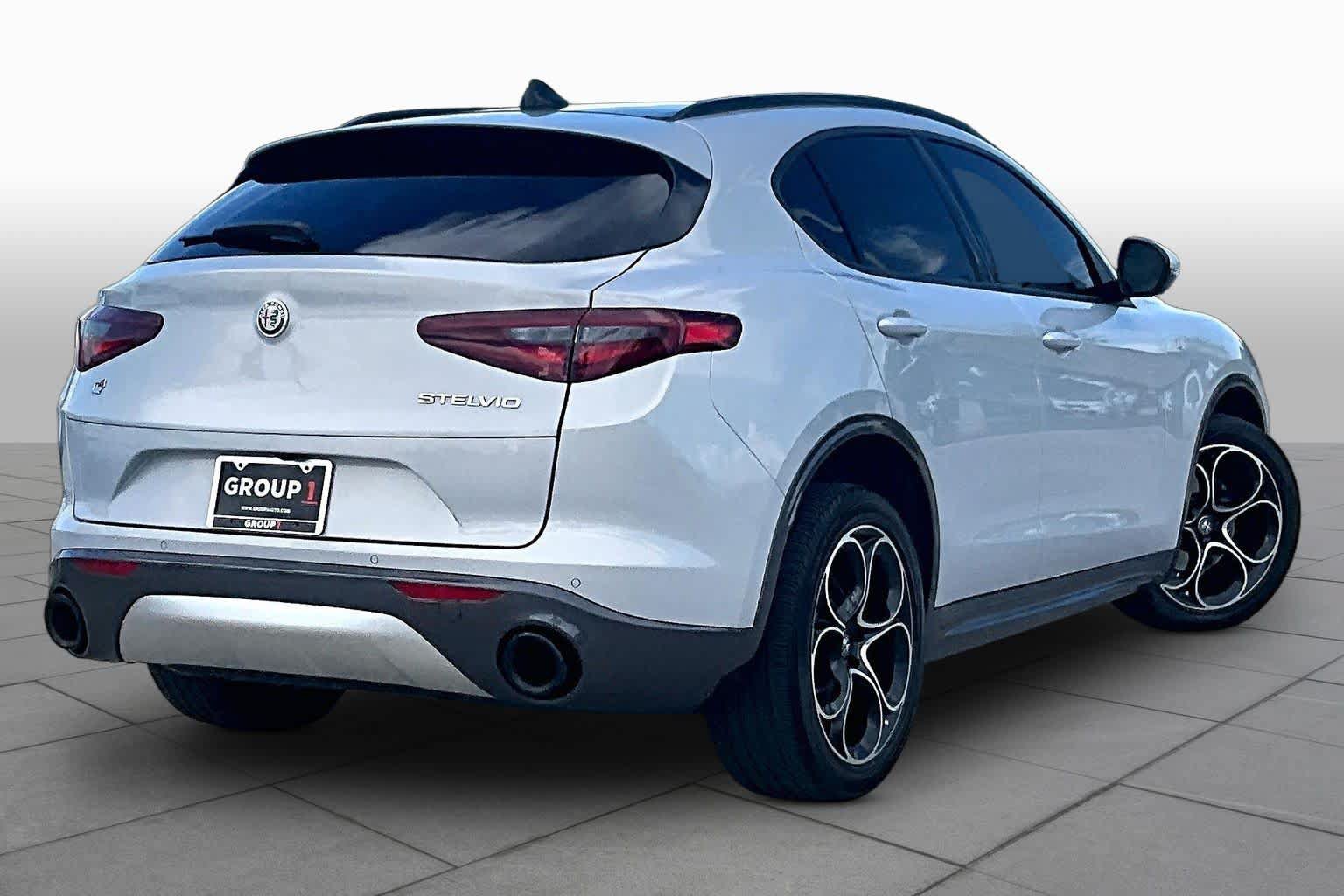 Used 2022 Alfa Romeo Stelvio Ti AWD/4WD image 12