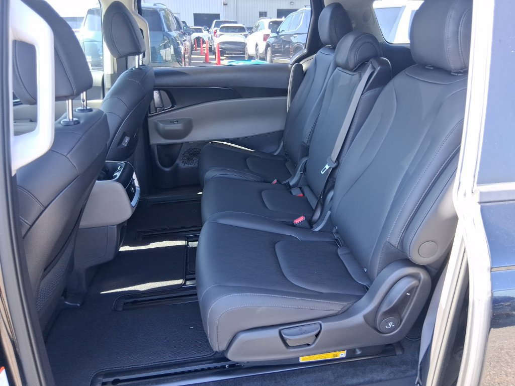 Certified 2026 Kia Carnival FWD image 16