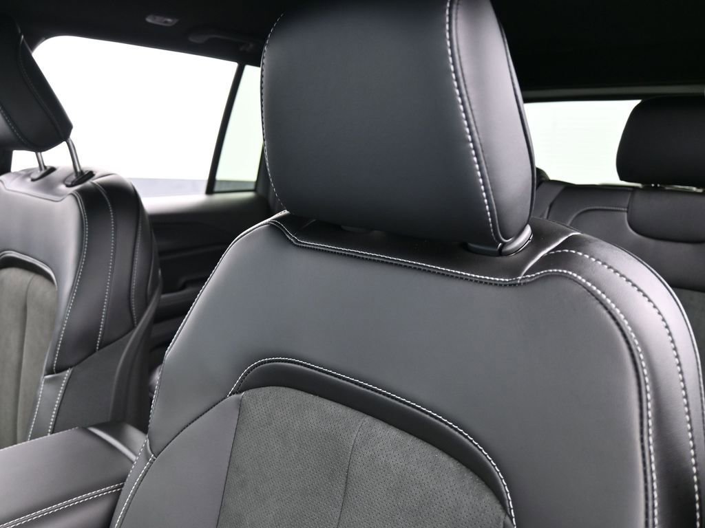 New 2025 Jeep Grand Cherokee Altitude image 16