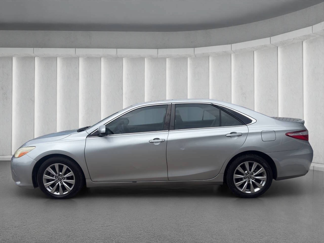 Used 2016 Toyota Camry XLE FWD image 2