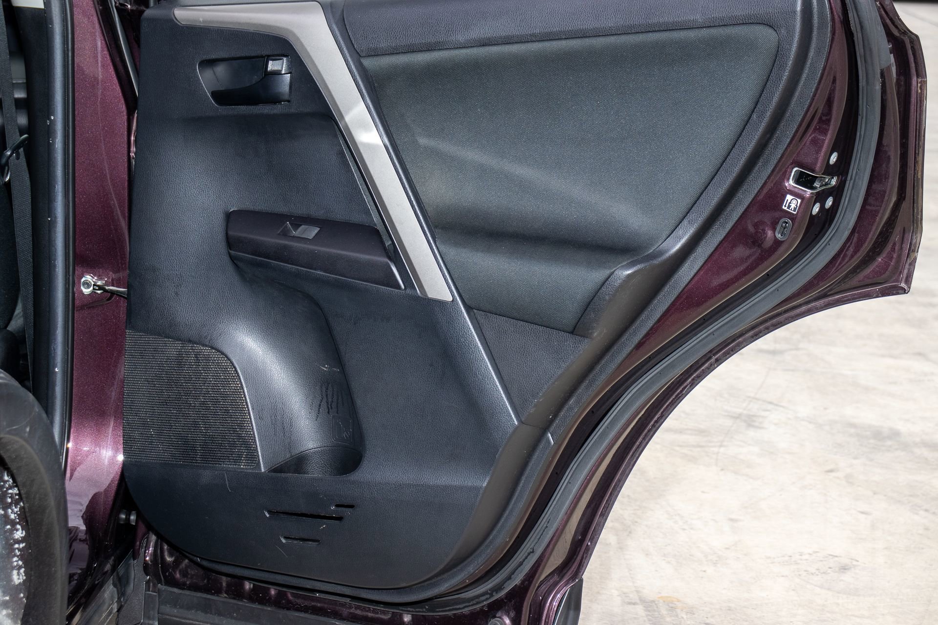 Used 2018 Toyota RAV4 LE image 12