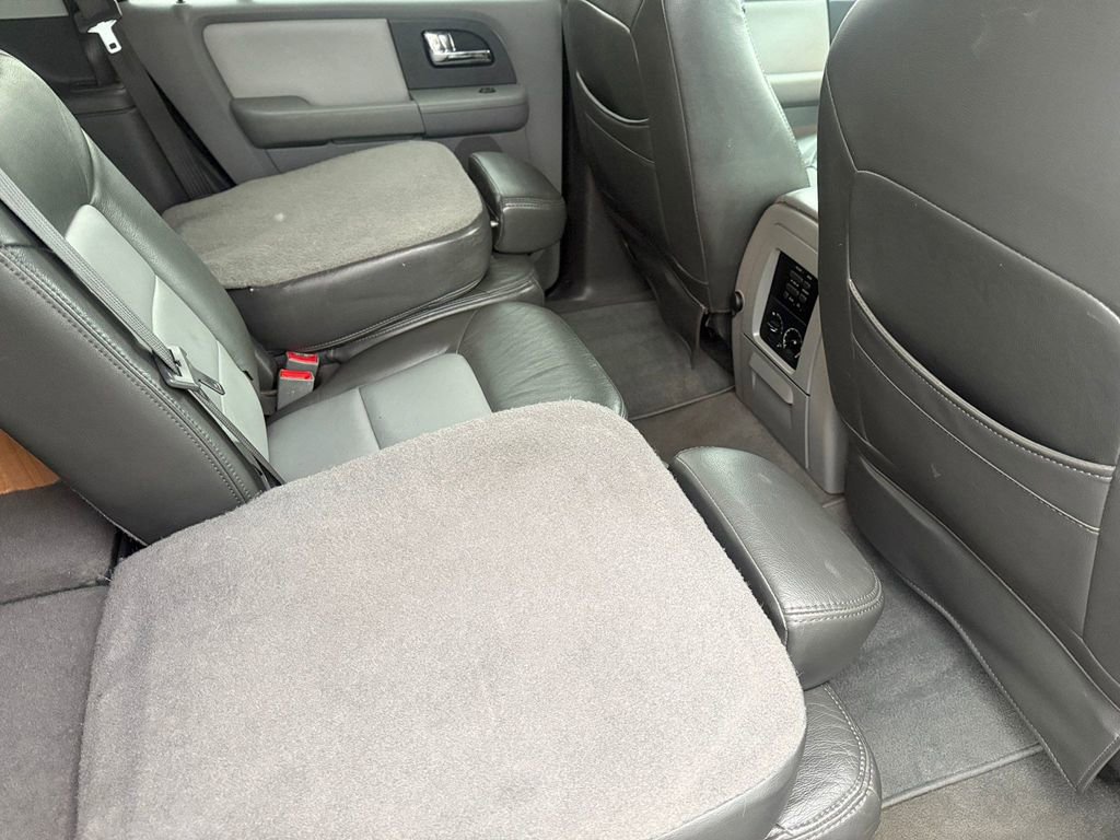 Used 2005 Ford Expedition XLT image 18