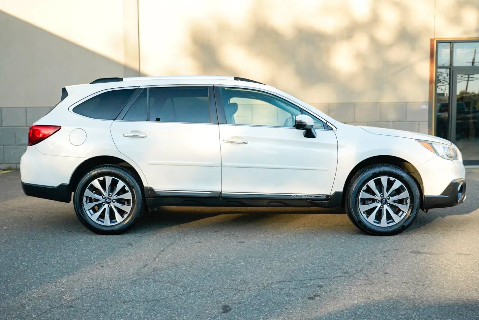 Used 2017 Subaru Outback 2.5i Touring AWD/4WD image 4