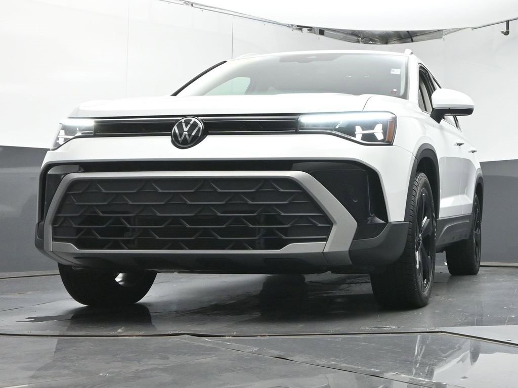 Used 2025 Volkswagen Taos SE image 11