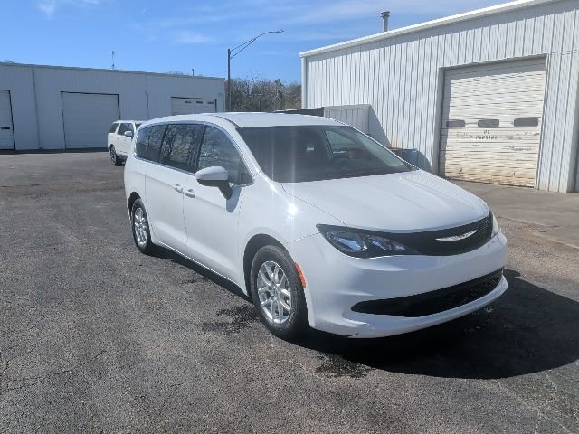 Used 2023 Chrysler Voyager LX image 7