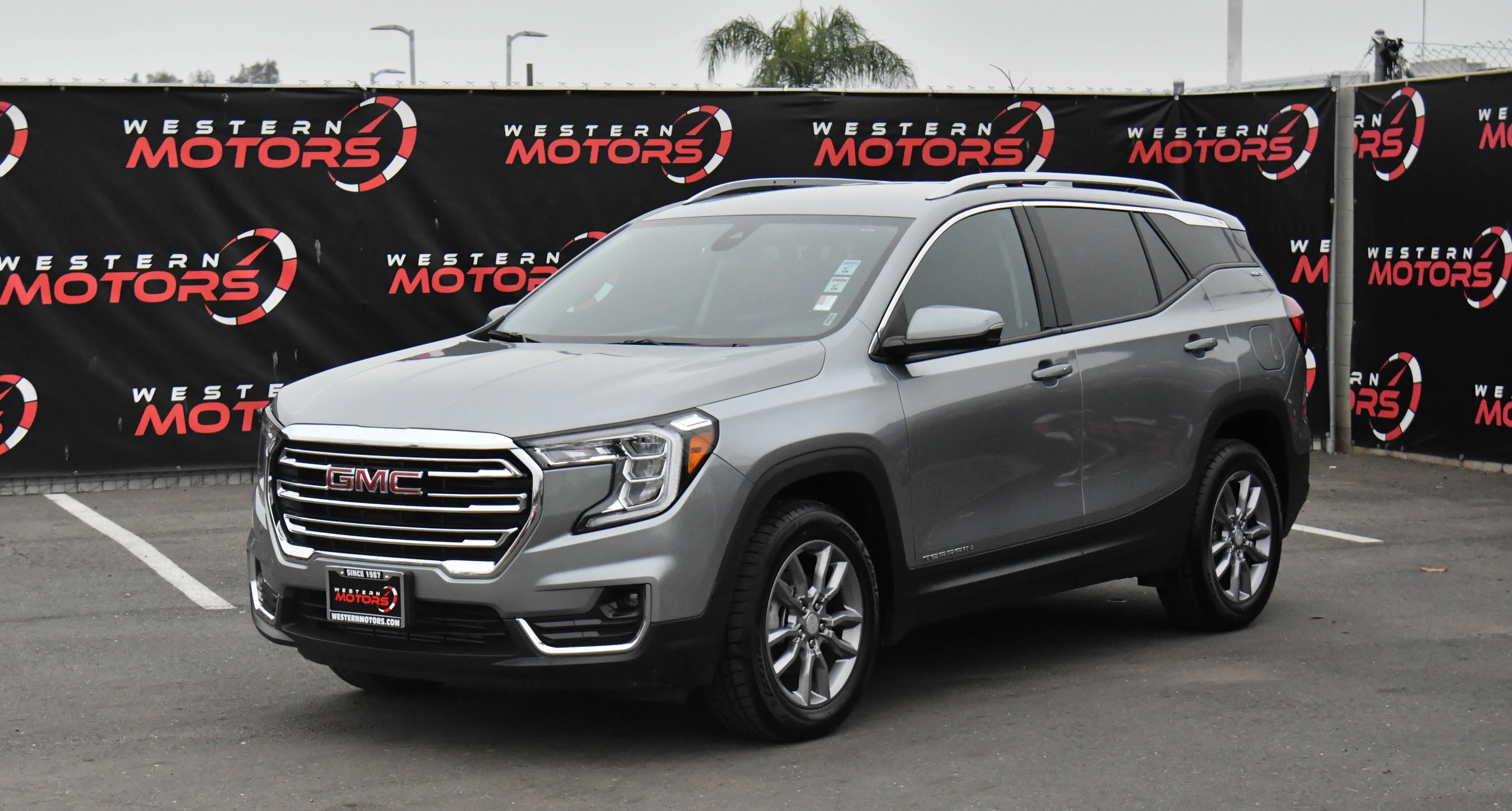 Used 2024 GMC Terrain SLT image 3