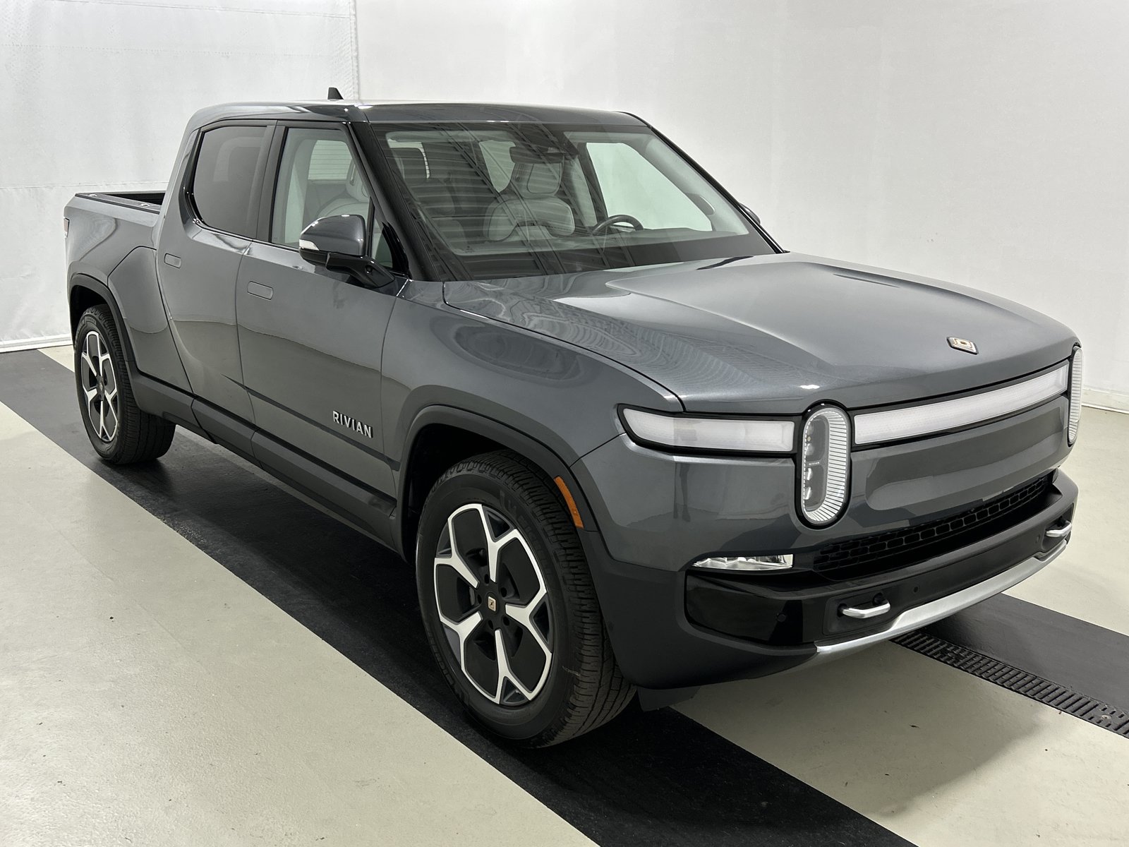 Used 2023 Rivian R1T Adventure AWD/4WD image 7