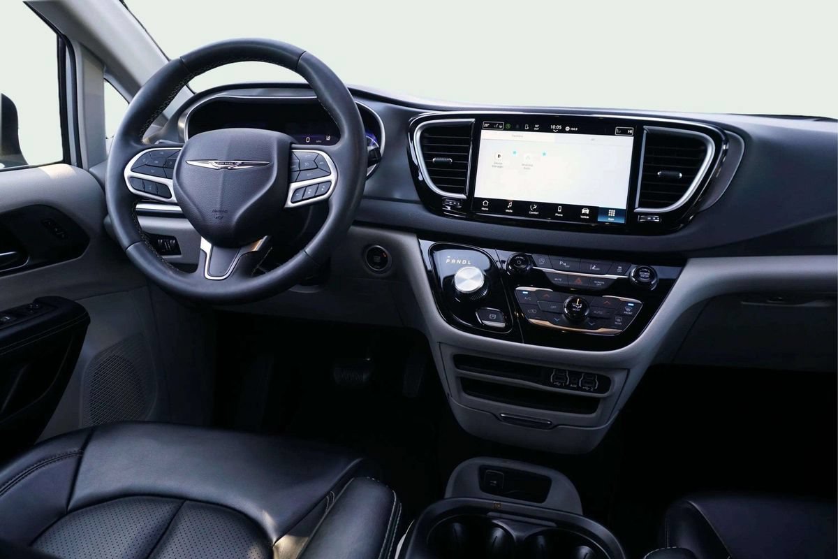 Used 2023 Chrysler Pacifica Touring-L FWD image 26