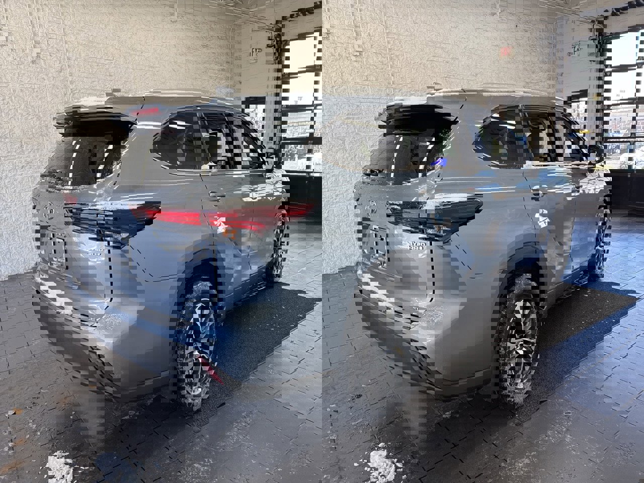 Certified 2024 Toyota Highlander XLE image 8