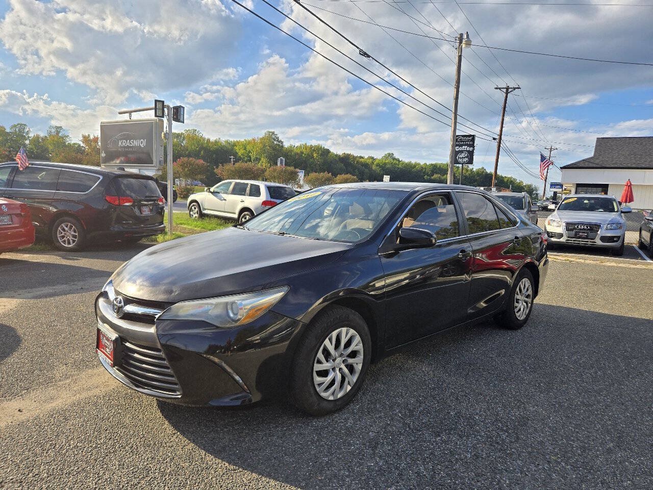 Used 2017 Toyota Camry LE FWD image 1