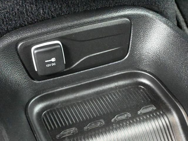 Used 2025 Chrysler Pacifica Select FWD image 4