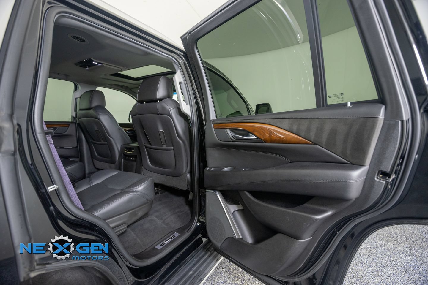Used 2017 Cadillac Escalade Luxury AWD/4WD image 37