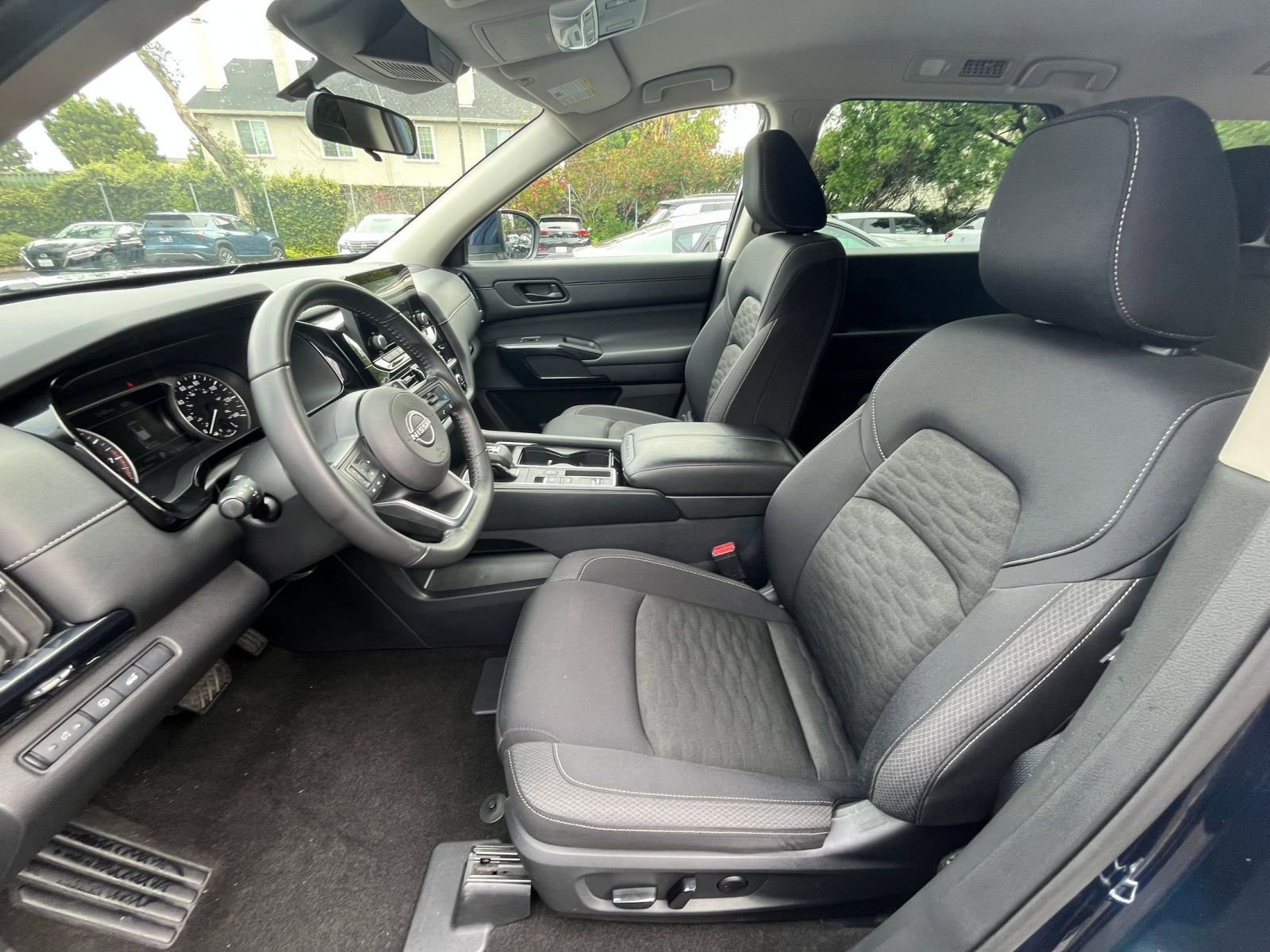 Used 2025 Nissan Pathfinder SV FWD image 29