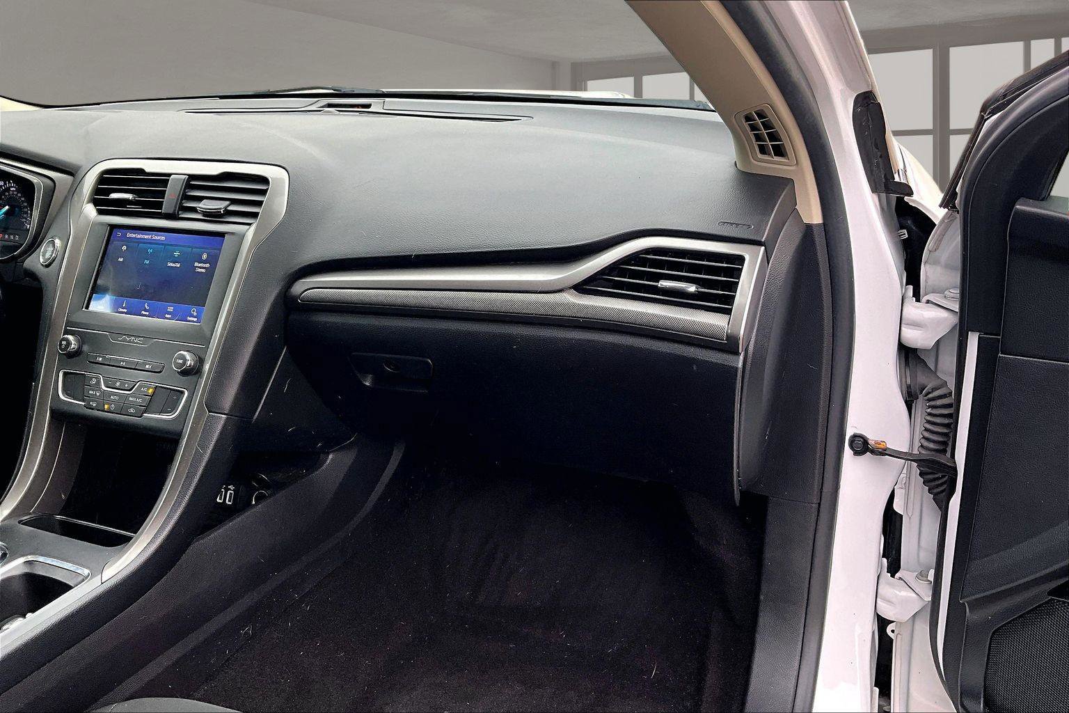 Used 2020 Ford Fusion SE image 15