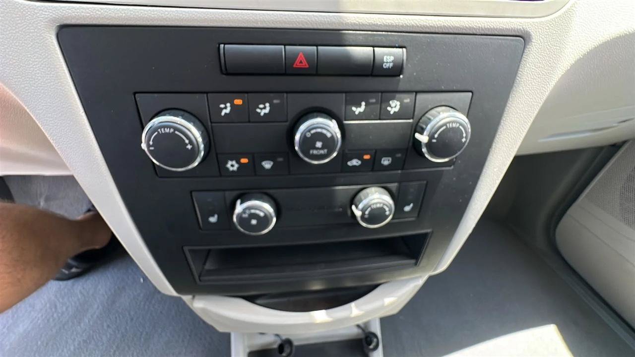Used 2010 Volkswagen Routan SE FWD image 36