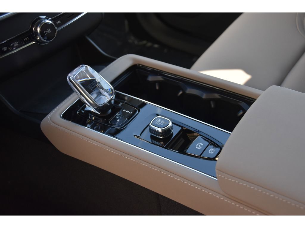 New 2026 Volvo XC90 B6 Plus w/ Protection Package Premier image 36