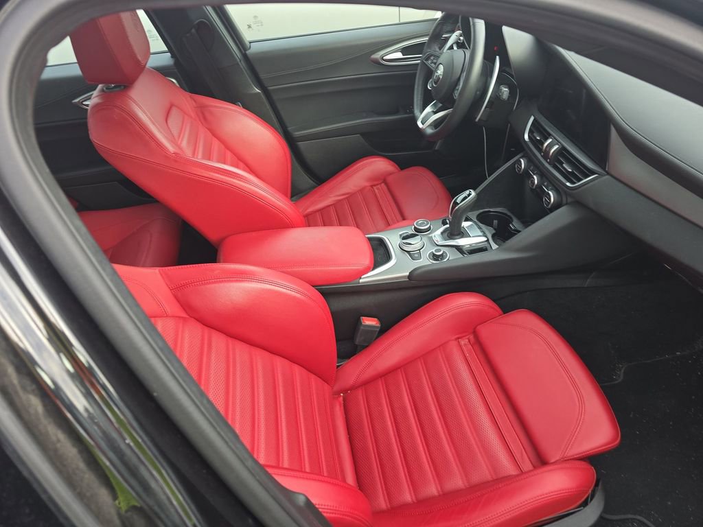 Used 2024 Alfa Romeo Giulia Veloce AWD/4WD image 9