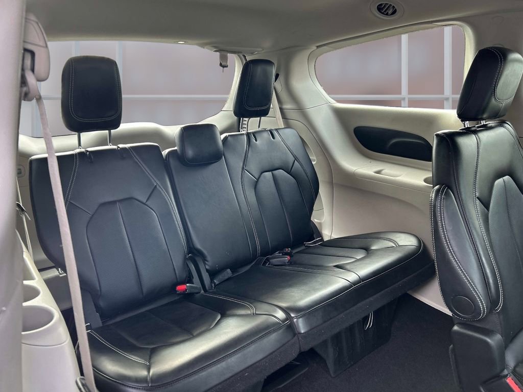 Used 2024 Chrysler Pacifica Touring-L image 17