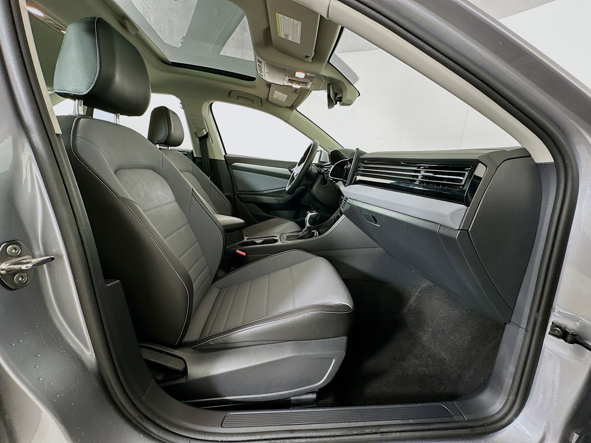 Used 2025 Volkswagen Jetta SE image 30