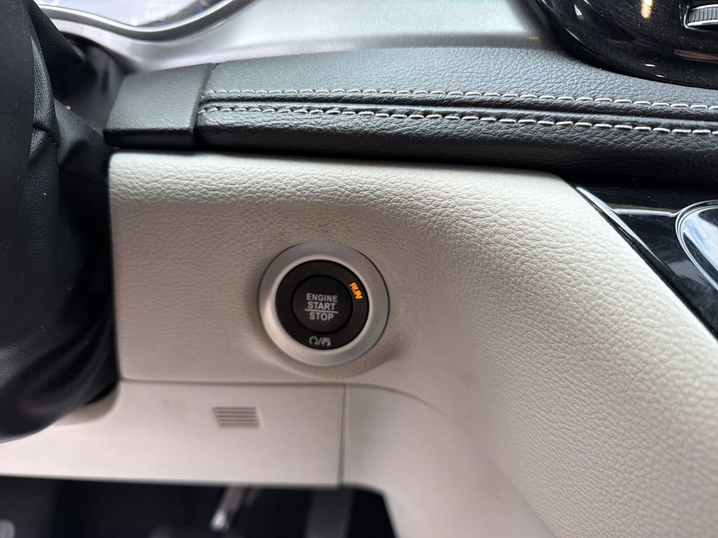 Used 2024 Chrysler Pacifica Select image 23