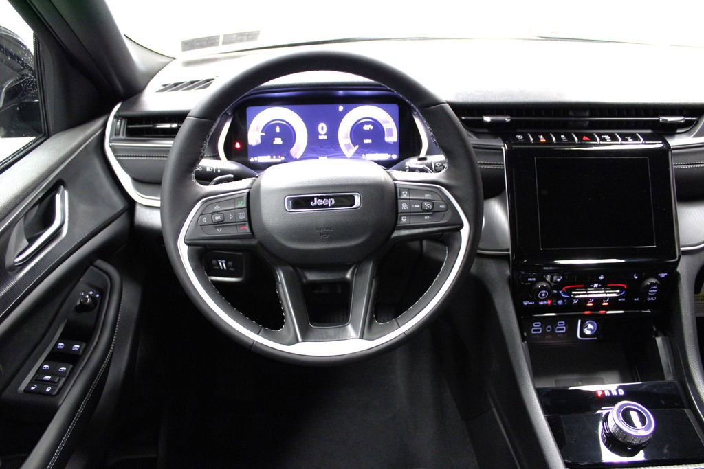 New 2025 Jeep Grand Cherokee Laredo image 12