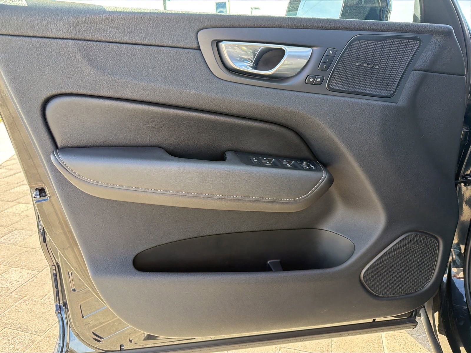 Used 2024 Volvo XC60 B5 Ultimate w/ Protection Package Premier image 17