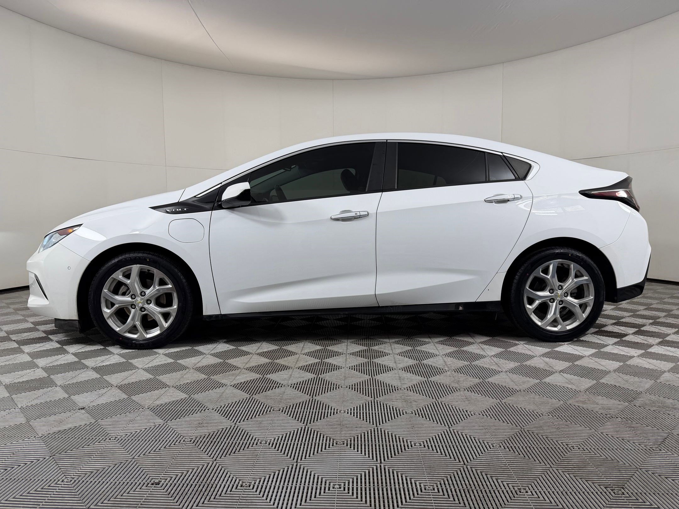 Used 2018 Chevrolet Volt Premier w/ Driver Confidence Package image 2