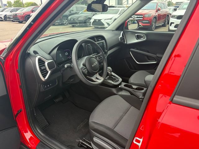 Used 2025 Kia Soul LX w/ LX Technology Package FWD image 9