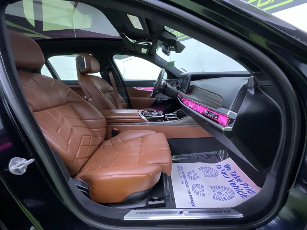 Used 2023 BMW 760i xDrive image 30