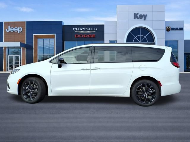 New 2026 Chrysler Pacifica Select w/ S Appearance Package AWD/4WD image 3