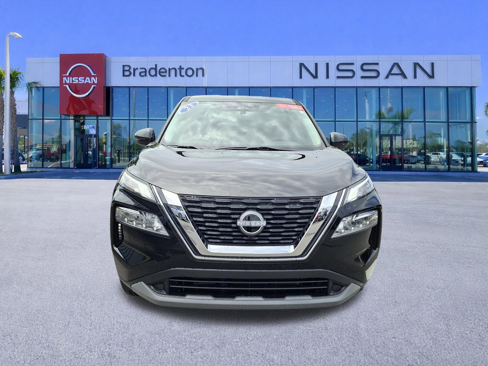 Used 2023 Nissan Rogue SV image 2