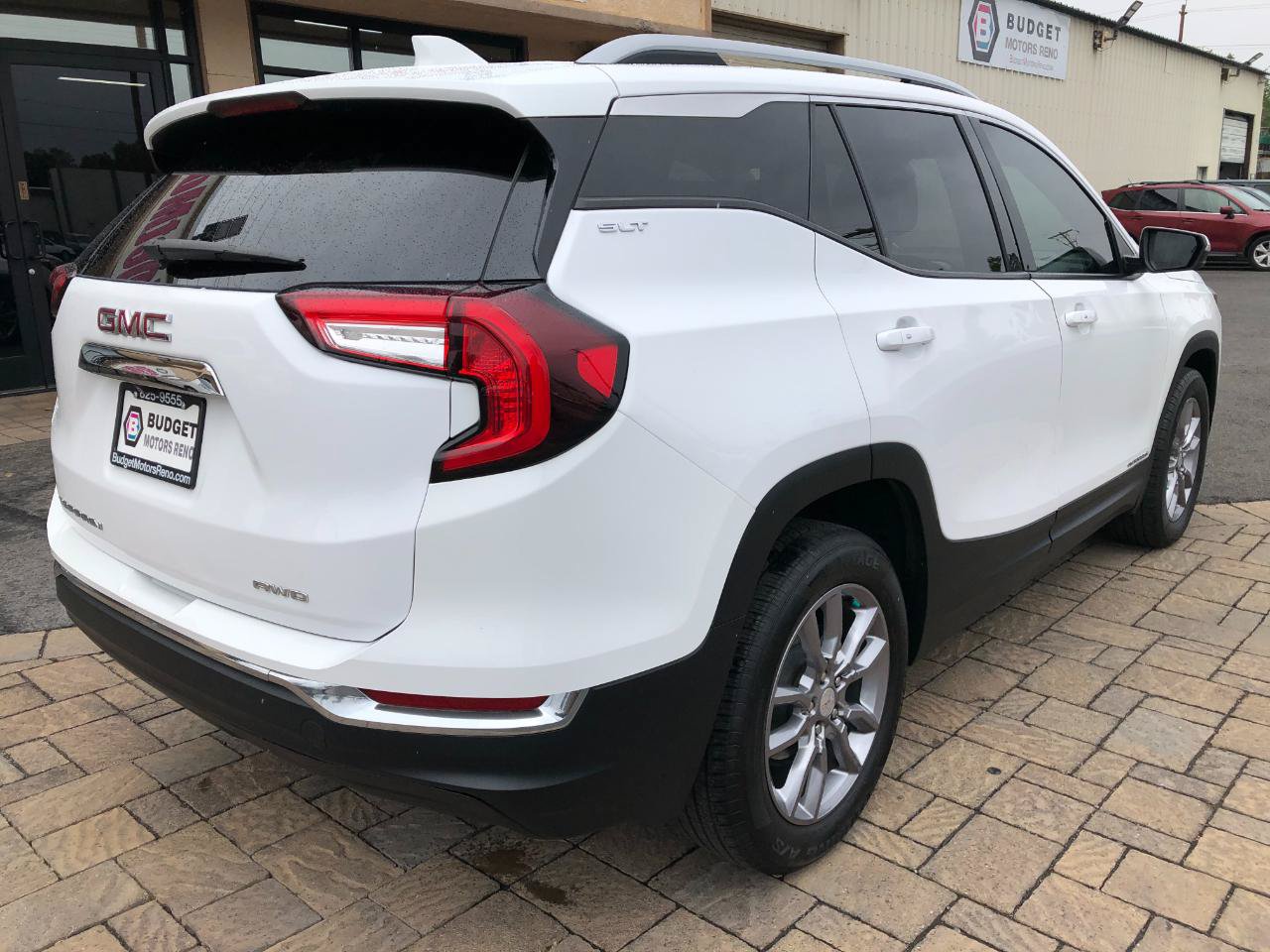 Used 2024 GMC Terrain SLT AWD/4WD image 2