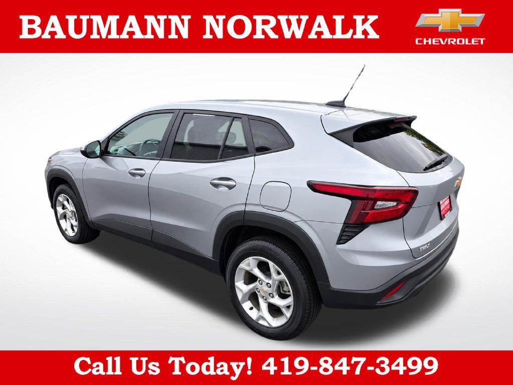Used 2024 Chevrolet Trax LS w/ LS Convenience Package FWD image 16